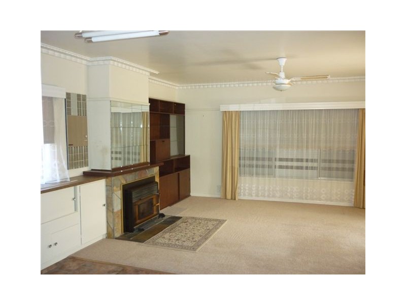 27 Hewitt Street, Warracknabeal VIC 3393