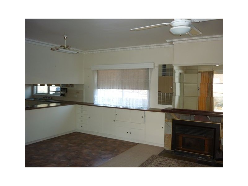 27 Hewitt Street, Warracknabeal VIC 3393