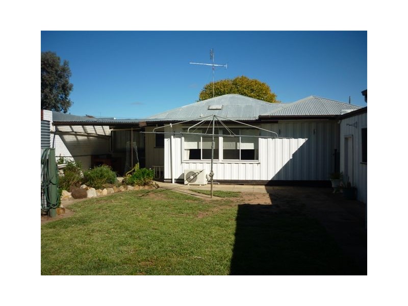 27 Hewitt Street, Warracknabeal VIC 3393