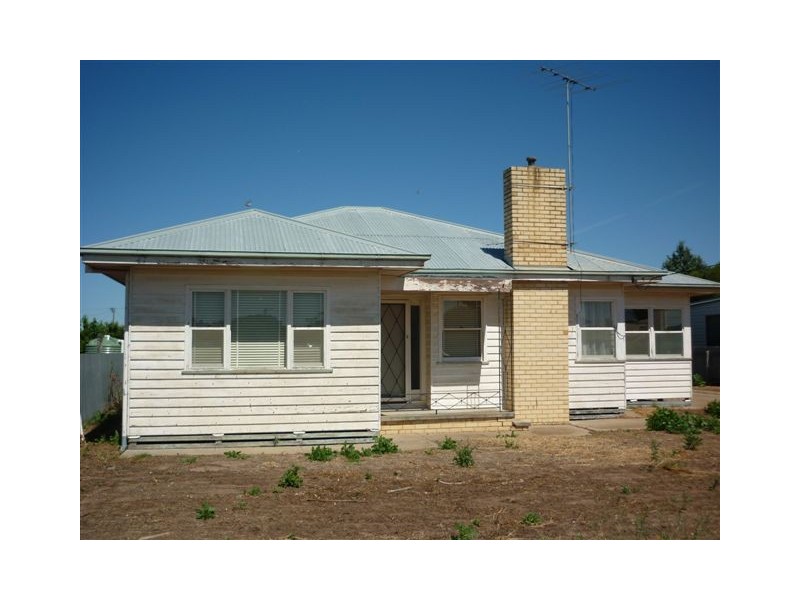 58 Molyneaux St, Warracknabeal VIC 3393