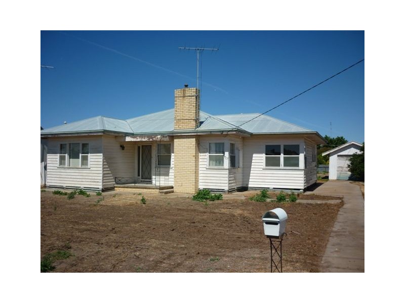 58 Molyneaux St, Warracknabeal VIC 3393