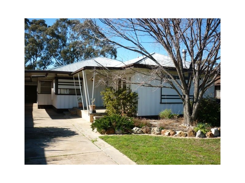 27 Hewitt Street, Warracknabeal VIC 3393