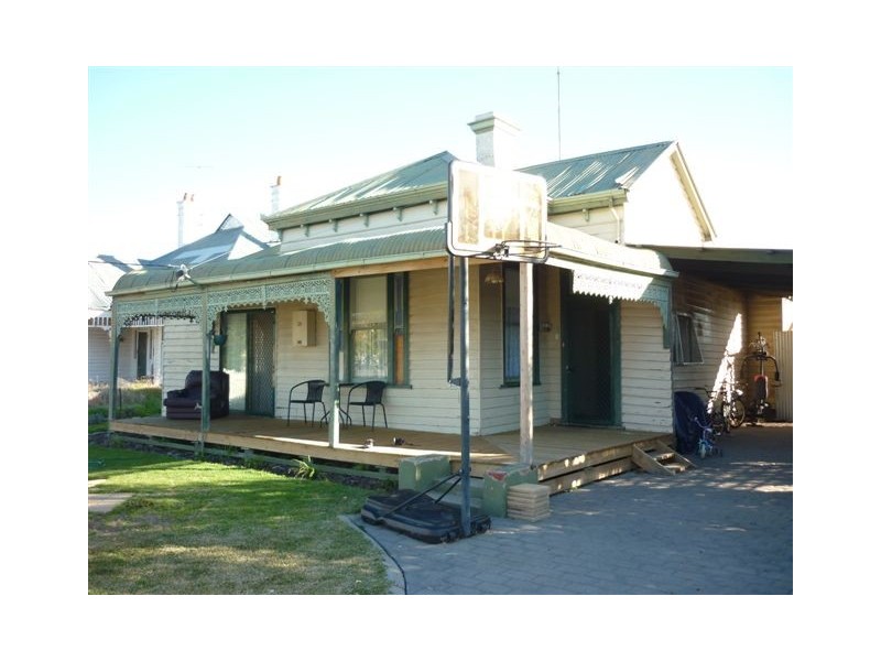 30 Molyneaux Street, Warracknabeal VIC 3393