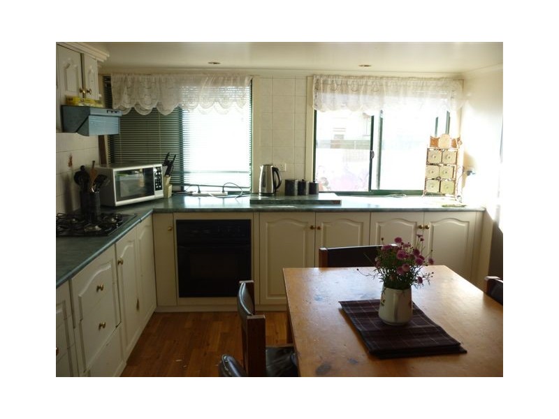 30 Molyneaux Street, Warracknabeal VIC 3393