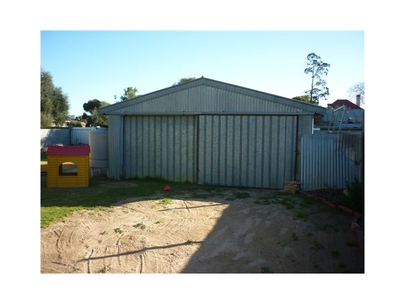 30 Molyneaux Street, Warracknabeal VIC 3393