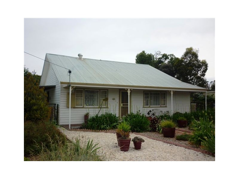 3 Menin Avenue, Warracknabeal VIC 3393