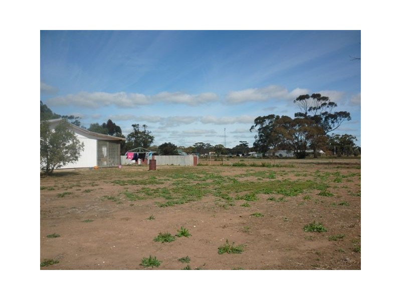 92 Government Road, Warracknabeal VIC 3393