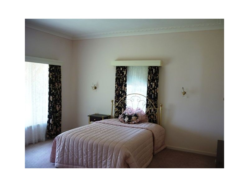 36 Craig Ave, Warracknabeal VIC 3393