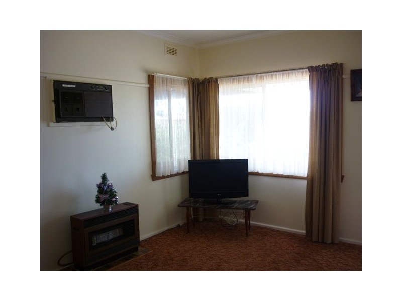 56 Molyneaux St, Warracknabeal VIC 3393