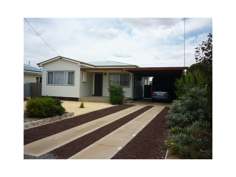 56 Molyneaux St, Warracknabeal VIC 3393