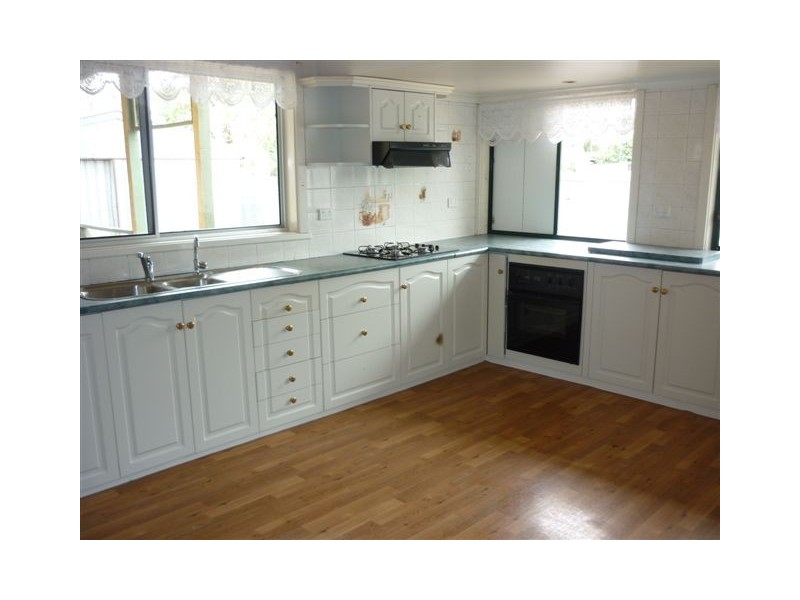 30 Molyneaux Street, Warracknabeal VIC 3393