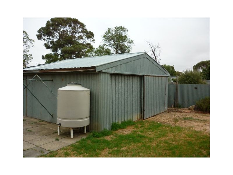 30 Molyneaux Street, Warracknabeal VIC 3393