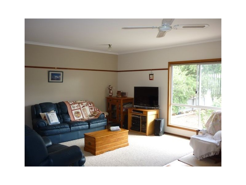 8 Alamein Ave, Warracknabeal VIC 3393