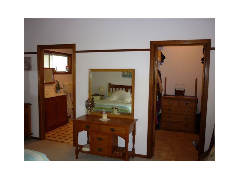 8 Alamein Ave, Warracknabeal VIC 3393