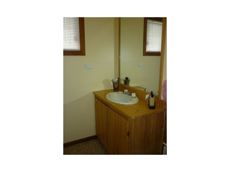 8 Alamein Ave, Warracknabeal VIC 3393