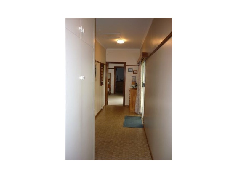 8 Alamein Ave, Warracknabeal VIC 3393