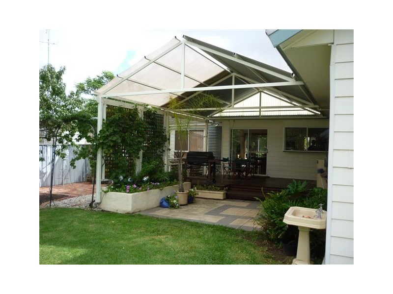 8 Alamein Ave, Warracknabeal VIC 3393