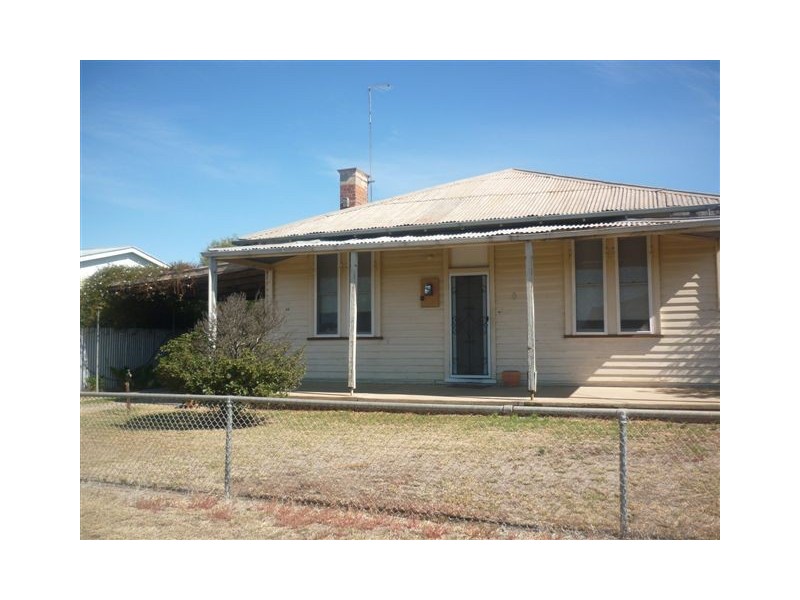 42 Molyneaux Street, Warracknabeal VIC 3393