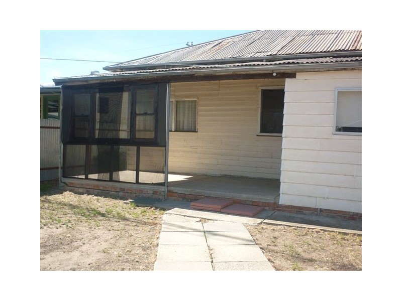 42 Molyneaux Street, Warracknabeal VIC 3393