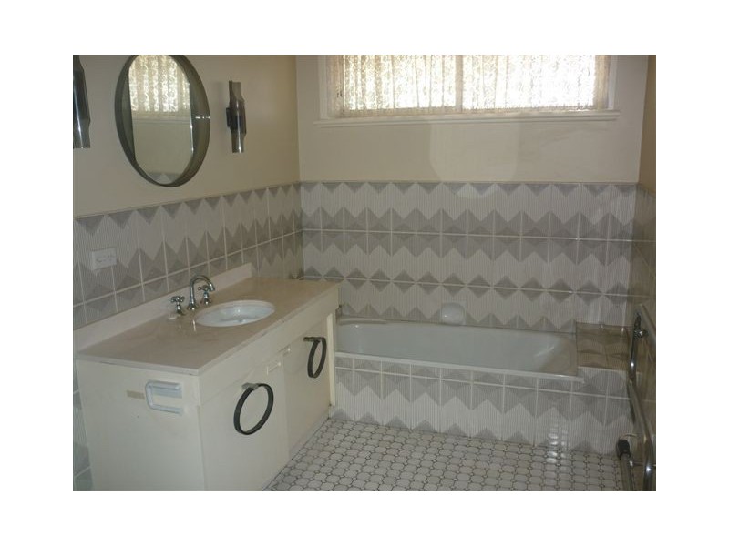 184 Woods Street, Donald VIC 3480