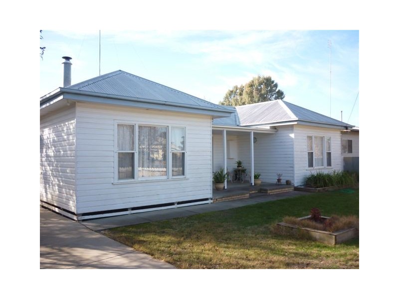 14 Arnold St, Warracknabeal VIC 3393