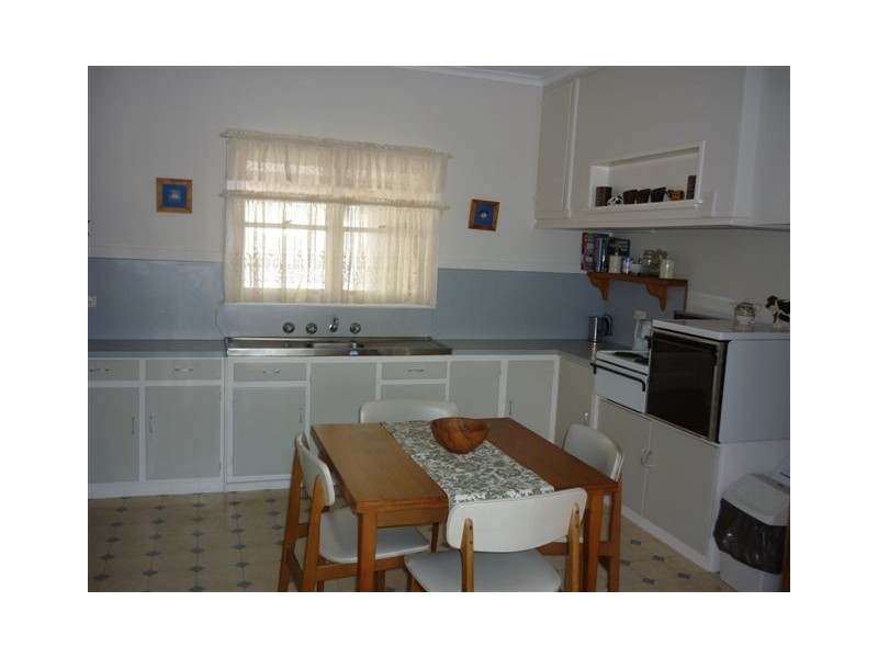 14 Arnold St, Warracknabeal VIC 3393