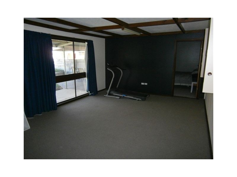 6 Tobruk Avenue, Warracknabeal VIC 3393