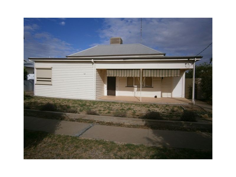42 Jamouneau Street, Warracknabeal VIC 3393