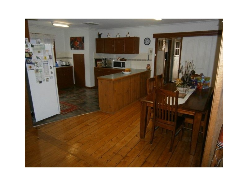 8 Craig Avenue, Warracknabeal VIC 3393