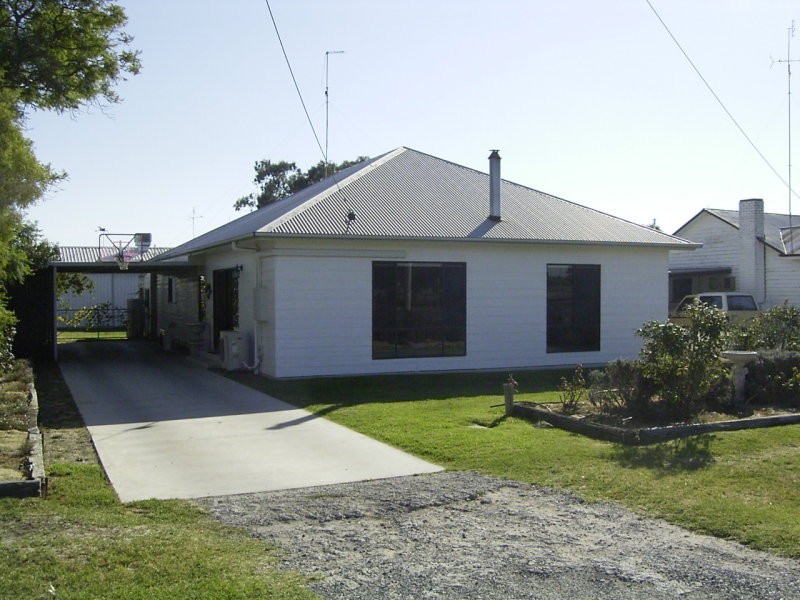 18 Kelsall Street, Warracknabeal VIC 3393