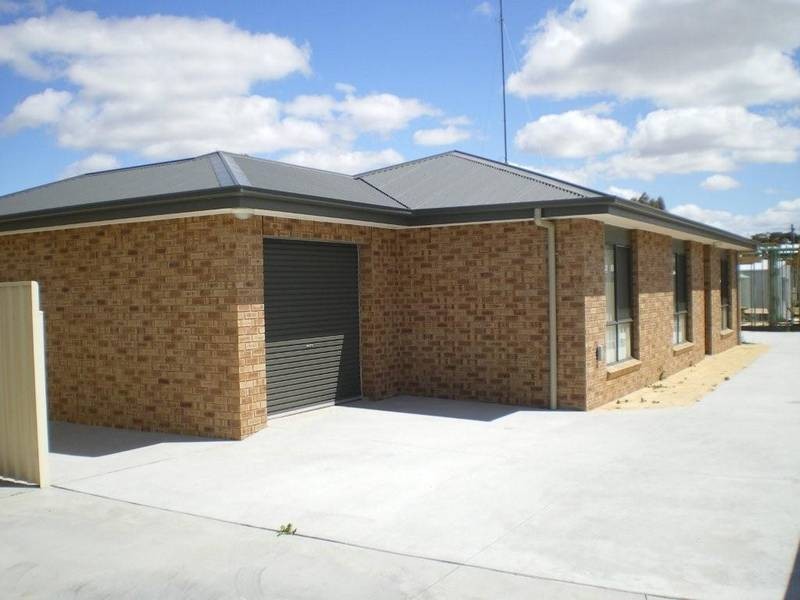 2/12 Jamouneau Street, Warracknabeal VIC 3393