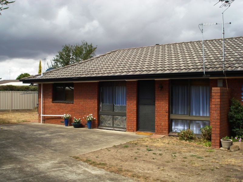 2/13 Iona Drive, Delacombe VIC 3356