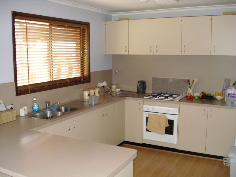 2/13 Iona Drive, Delacombe VIC 3356