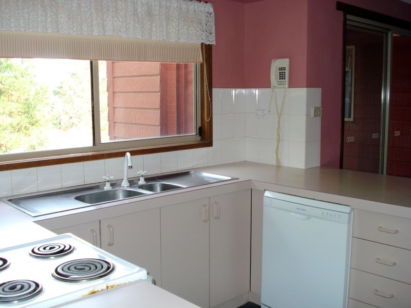 16 Young Street, Linton VIC 3360