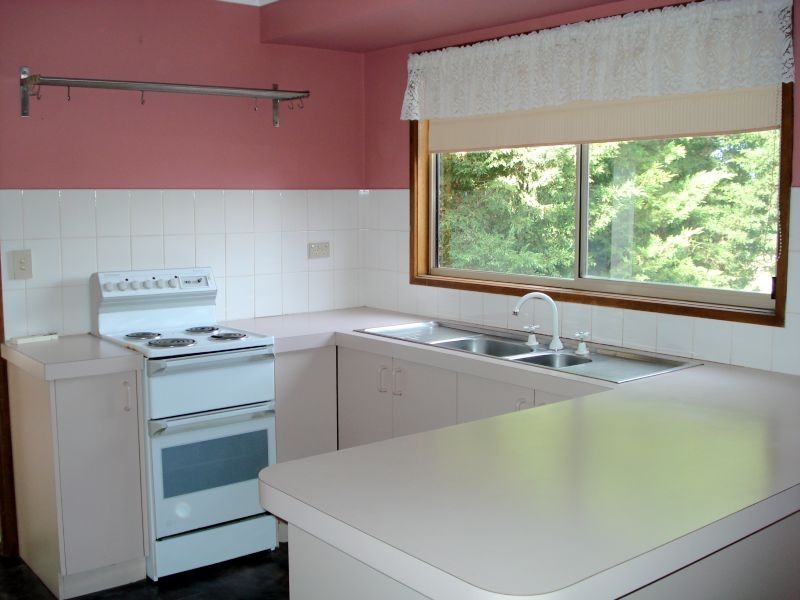 16 Young Street, Linton VIC 3360