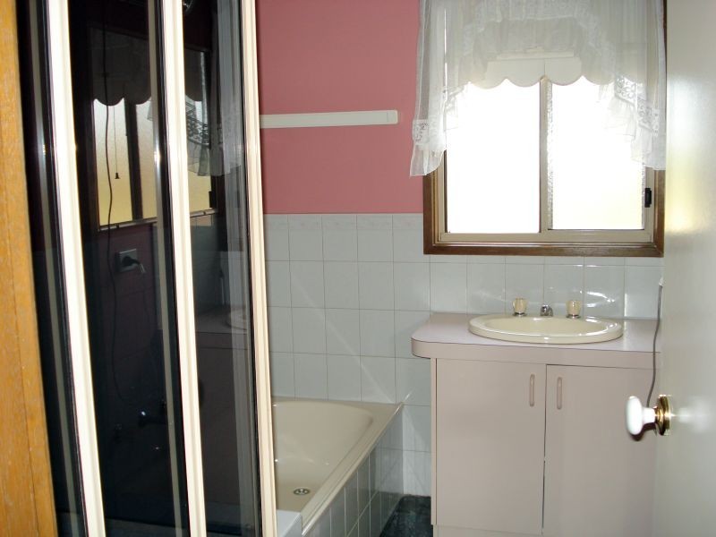 16 Young Street, Linton VIC 3360