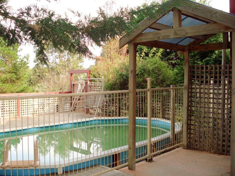 16 Young Street, Linton VIC 3360