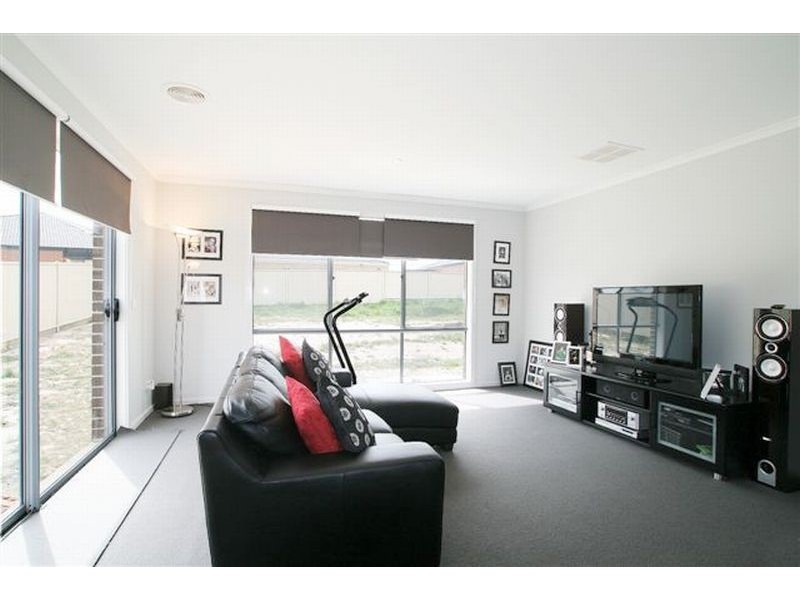 12 Canadian Crescent, Canadian VIC 3350