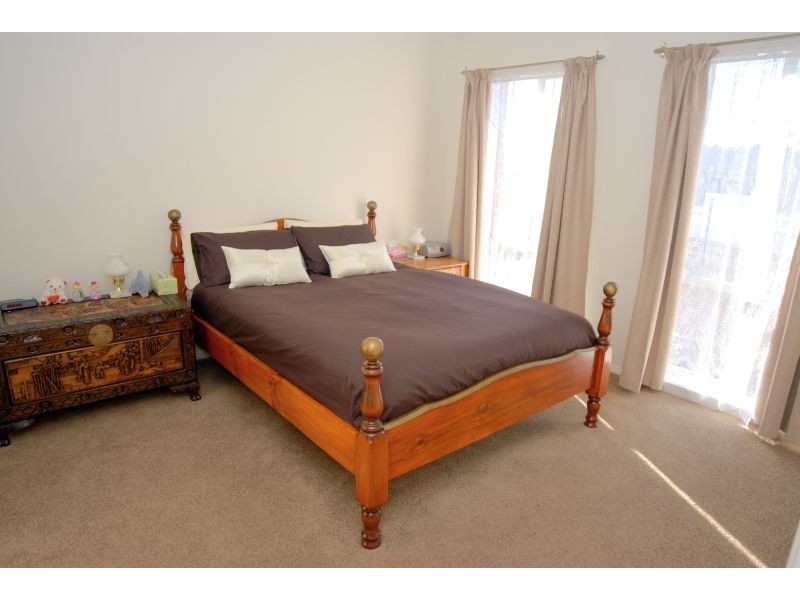 28 Windermere Way, Cardigan Village VIC 3352