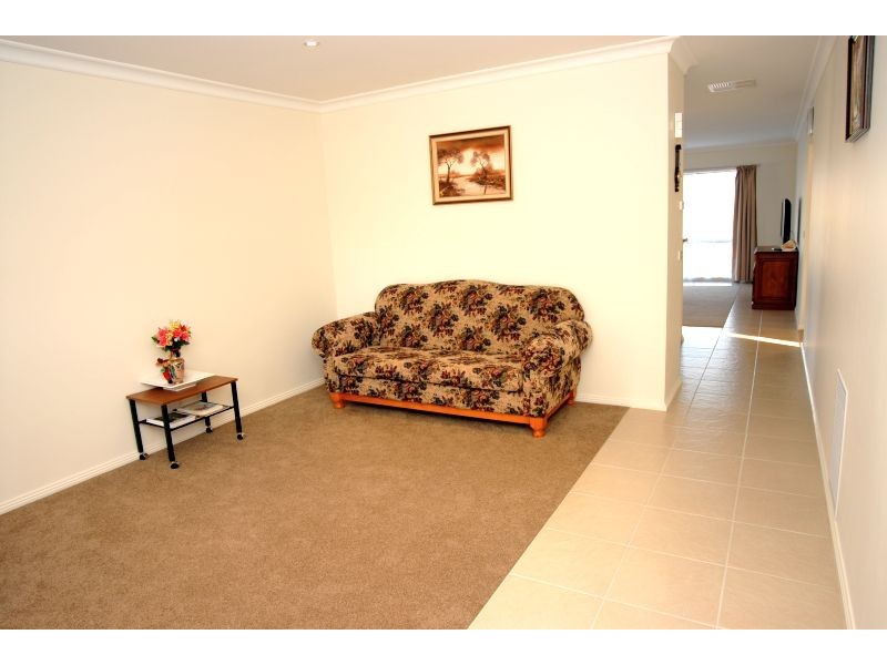 28 Windermere Way, Cardigan Village VIC 3352