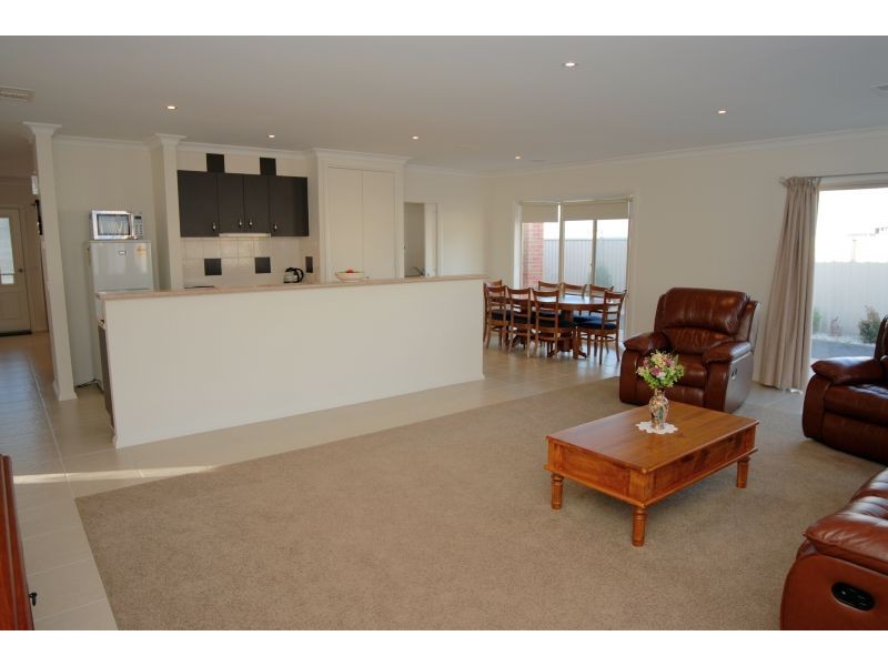 28 Windermere Way, Cardigan Village VIC 3352