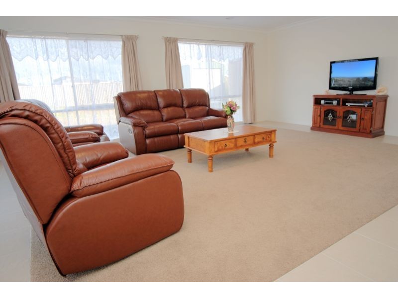 28 Windermere Way, Cardigan Village VIC 3352