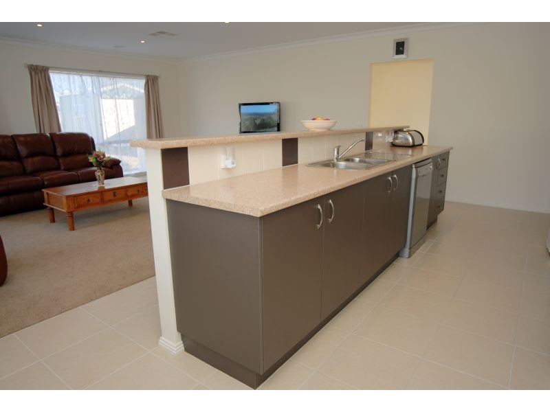 28 Windermere Way, Cardigan Village VIC 3352