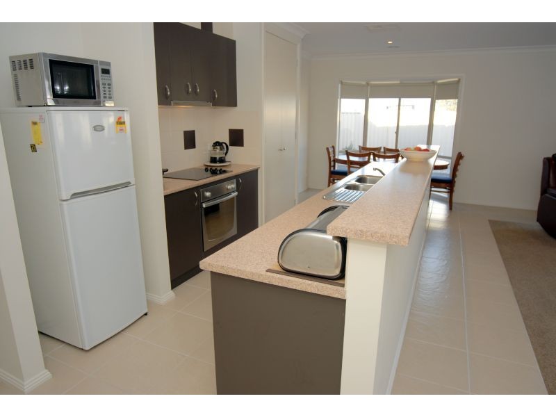 28 Windermere Way, Cardigan Village VIC 3352