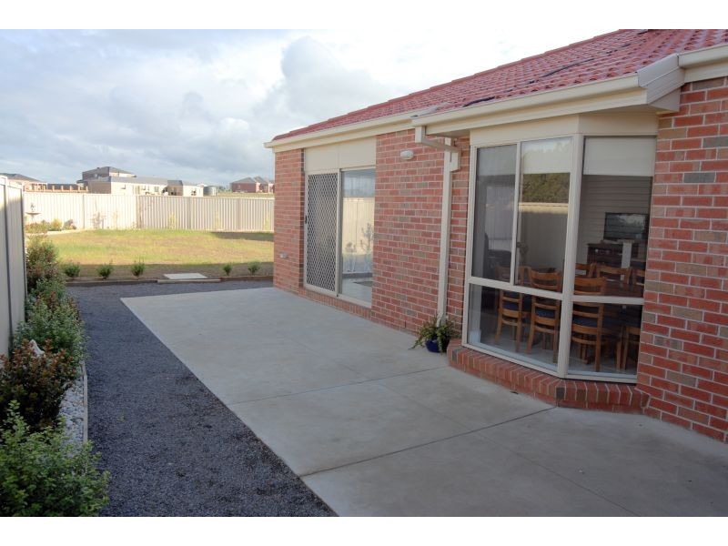 28 Windermere Way, Cardigan Village VIC 3352