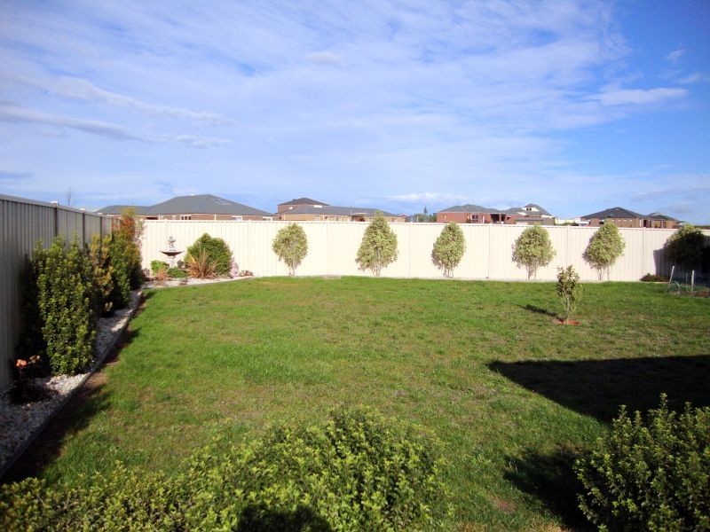 28 Windermere Way, Cardigan Village VIC 3352