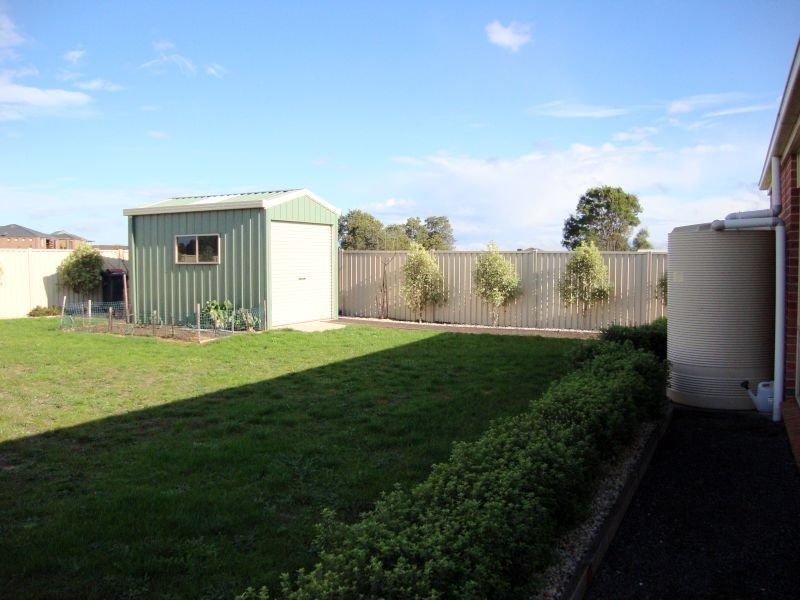 28 Windermere Way, Cardigan Village VIC 3352