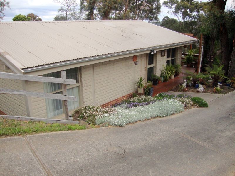 8 Summit Crescent, Brown Hill VIC 3350