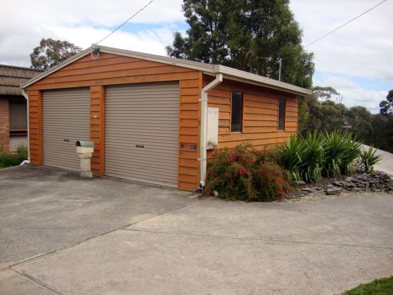 8 Summit Crescent, Brown Hill VIC 3350