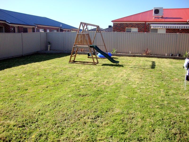 8 Deakin Drive, Delacombe VIC 3356